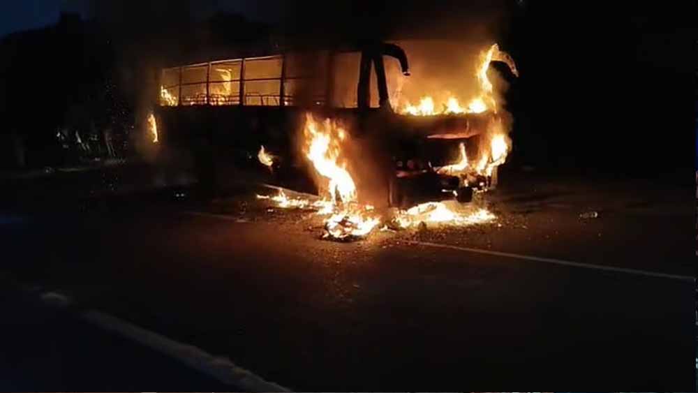Gwalior में बस हादसा, टायर फटने के बाद लगी आग; पुलिस ने कांच तोड़कर 16 लोगों को बचाया