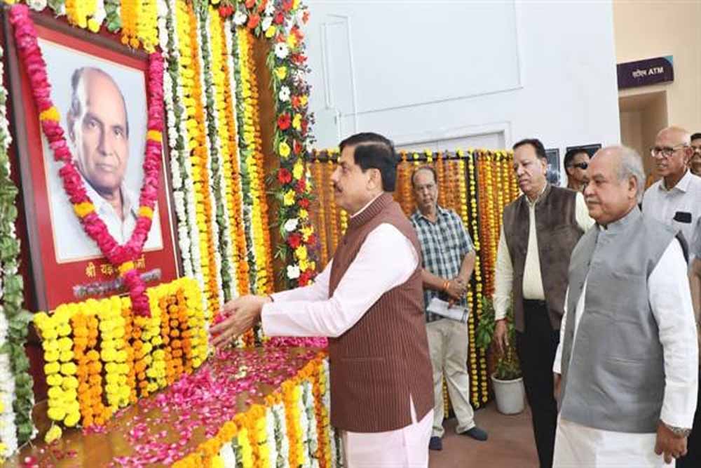 मुख्यमंत्री डॉ. यादव ने विधानसभा के पूर्व अध्यक्ष  यज्ञदत्त शर्मा की जयंती पर पुष्पांजलि अर्पित की