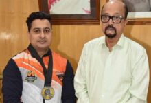 राज्यपाल  डेका ने स्वर्ण पदक विजेता आर्मरेसलर मंत झा को दी बधाई राज्यपाल  रमेन डेका