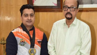 राज्यपाल  डेका ने स्वर्ण पदक विजेता आर्मरेसलर मंत झा को दी बधाई राज्यपाल  रमेन डेका