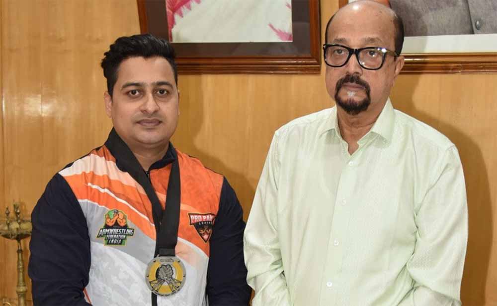 राज्यपाल  डेका ने स्वर्ण पदक विजेता आर्मरेसलर मंत झा को दी बधाई राज्यपाल  रमेन डेका