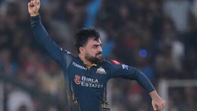 RCB 155 पर ऑलआउट, अरशद-होल्डर की घातक गेंदबाज़ी