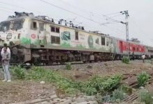 यूपी में आंधी-तूफान का असर, रेलवे ट्रैक पर गिरे पेड़ से संचालन प्रभावित