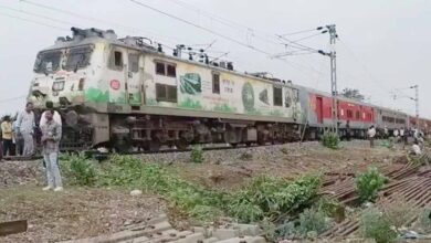 यूपी में आंधी-तूफान का असर, रेलवे ट्रैक पर गिरे पेड़ से संचालन प्रभावित