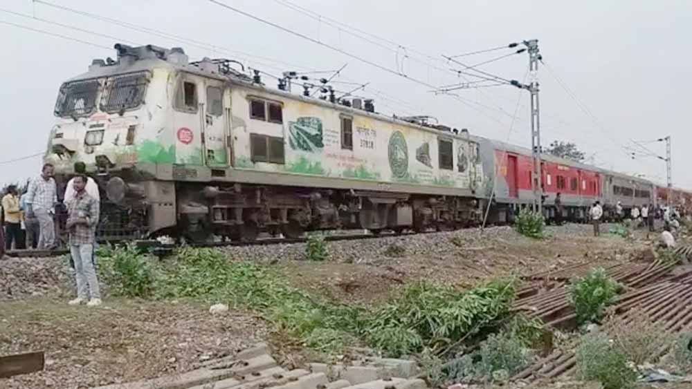 यूपी में आंधी-तूफान का असर, रेलवे ट्रैक पर गिरे पेड़ से संचालन प्रभावित