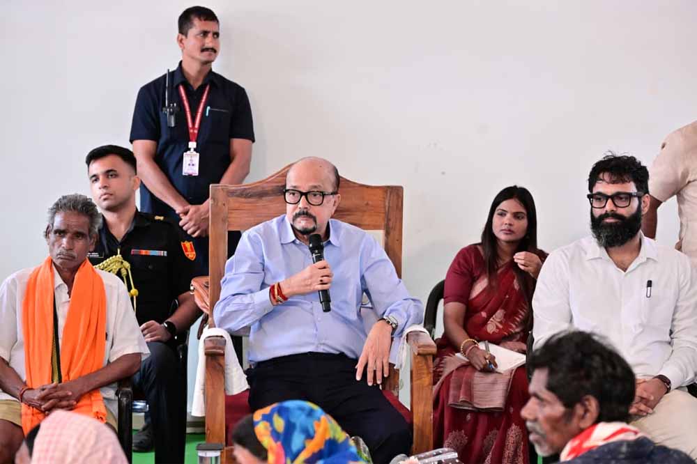 राज्यपाल रमेन डेका ने ग्राम बेहराखार जाकर विशेष पिछड़ी जनजाति बिरहोर समुदायों से की आत्मीय मुलाकात राज्यपाल रमेन डेका ने ग्राम बेहराखार जाकर विशेष पिछड़ी जनजाति बिरहोर समुदायों से की आत्मीय मुलाकात