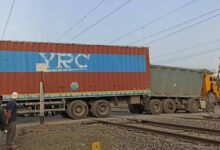 कटनी-दमोह मार्ग पर देवरीफाटक में पटरियों पर फंसा ट्रक, लोको पायलट की सूझबूझ से टला बड़ा हादसा