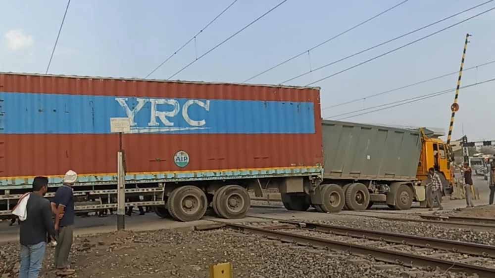 कटनी-दमोह मार्ग पर देवरीफाटक में पटरियों पर फंसा ट्रक, लोको पायलट की सूझबूझ से टला बड़ा हादसा