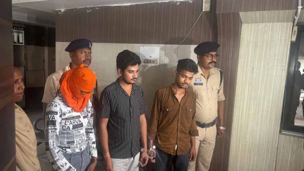 रायपुर में खौफनाक मर्डर, युवक को जिंदा गड्ढे में दफनाया—प्रेमिका समेत 5 गिरफ्तार रायपुर में खौफनाक मर्डर, युवक को जिंदा गड्ढे में दफनाया—प्रेमिका समेत 5 गिरफ्तार