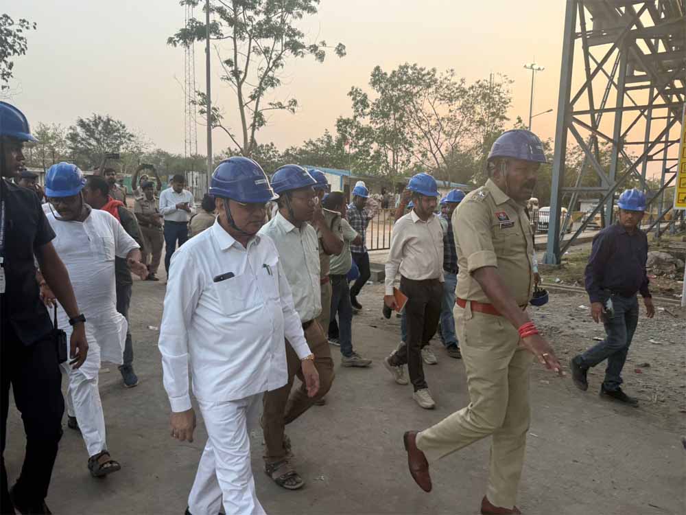 उद्योग एवं सार्वजनिक उपक्रम मंत्री लखनलाल देवांगन ने किया वेदांता पावर प्लांट के घटनास्थल का निरीक्षण उद्योग एवं सार्वजनिक उपक्रम मंत्री लखनलाल देवांगन ने किया वेदांता पावर प्लांट के घटनास्थल का निरीक्षण