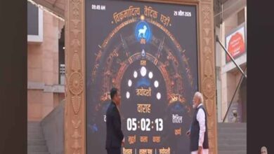 प्रधानमंत्री  मोदी ने किया काशी विश्वनाथ मंदिर में विक्रमादित्य वैदिक घड़ी का अवलोकन