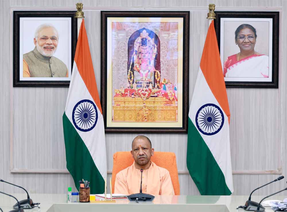 सीएम योगी ने बेमौसम बारिश से परेशान किसानों का जाना हाल