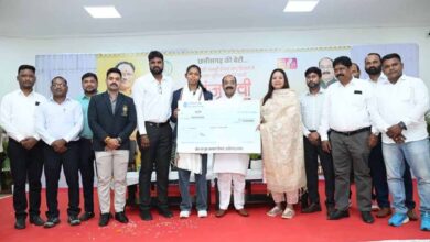 उप मुख्यमंत्री साव ने सौंपा चेक, राज्य में पहली बार किसी खिलाड़ी को मिली इतनी बड़ी प्रोत्साहन राशि