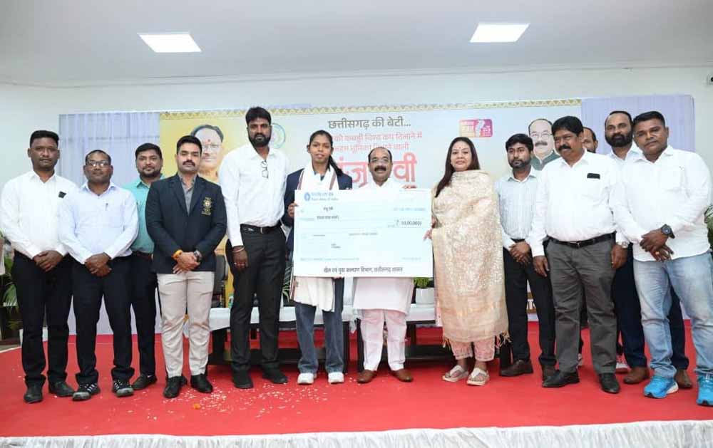 उप मुख्यमंत्री साव ने सौंपा चेक, राज्य में पहली बार किसी खिलाड़ी को मिली इतनी बड़ी प्रोत्साहन राशि