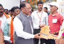 सिलगेर के माड़वी कोसा की मेहनत रंग लाई: अपने हाथों से बनाया घर, CM ने सौंपी खुशियों की चाबी