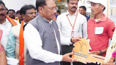 सिलगेर के माड़वी कोसा की मेहनत रंग लाई: अपने हाथों से बनाया घर, CM ने सौंपी खुशियों की चाबी