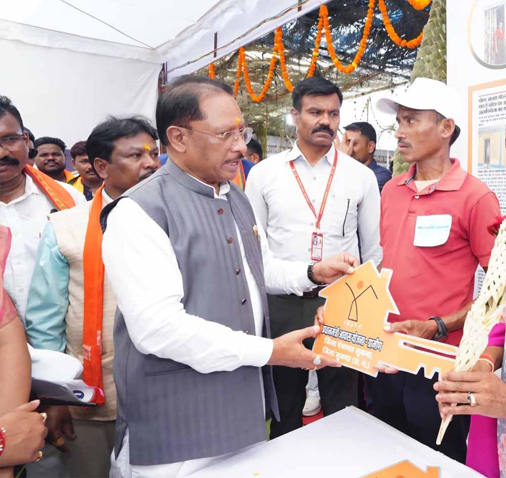 सिलगेर के माड़वी कोसा की मेहनत रंग लाई: अपने हाथों से बनाया घर, CM ने सौंपी खुशियों की चाबी सिलगेर के माड़वी कोसा की मेहनत रंग लाई: अपने हाथों से बनाया घर, CM ने सौंपी खुशियों की चाबी