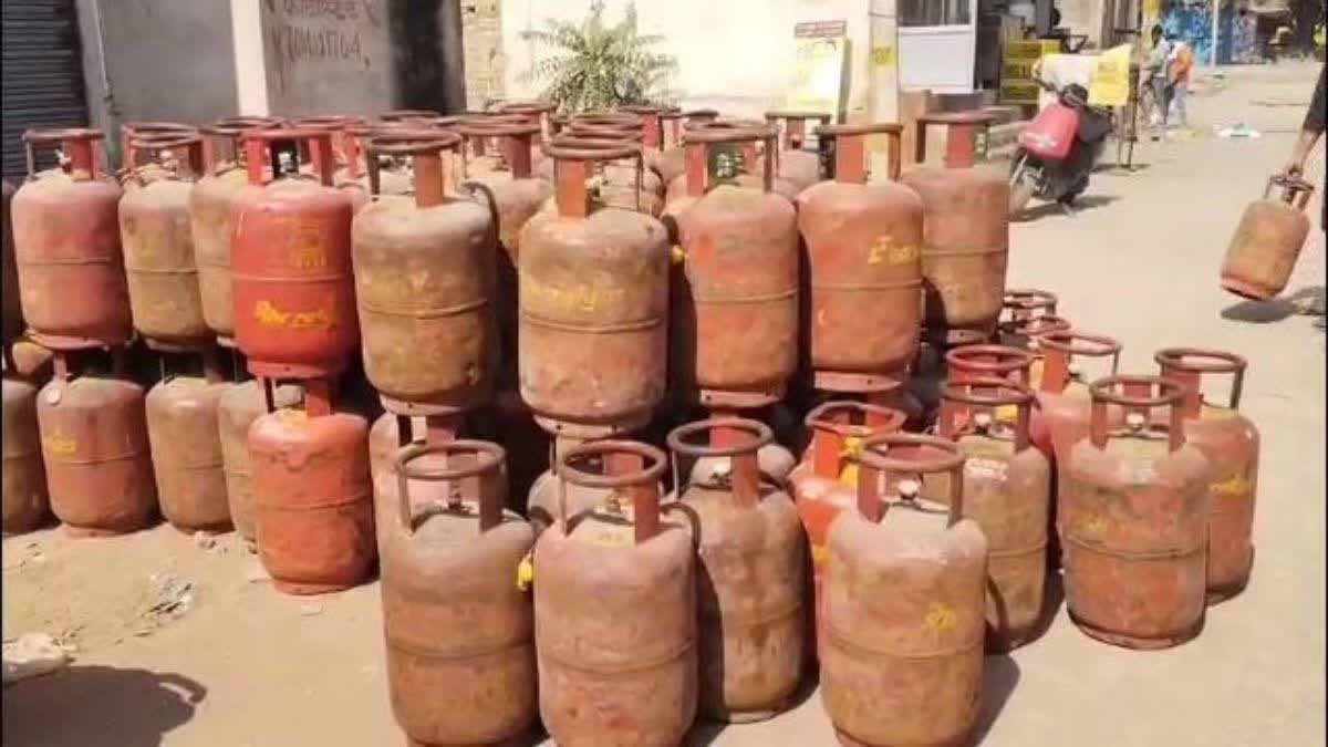 2866 स्थानों पर हुई जाँच, 4283 गैस सिलेण्डर जब्त 2866 स्थानों पर हुई जाँच, 4283 गैस सिलेण्डर जब्त