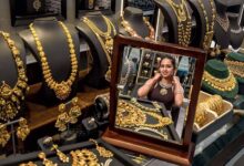 मजबूत डॉलर के कारण सोने और चांदी में बिकवाली, कीमतें 1.6 प्रतिशत तक घटीं