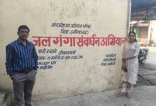 दीवाल लेखन कर MSW छात्रा द्वारा जल संरक्षण के लिए किया जा रहा जागरूक- जन अभियान परिषद