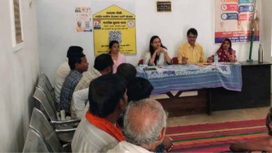 विशेष ग्राम सभा में ग्रामवासियों को जनगणना के सम्बन्ध किया जा रहा है जागरुक