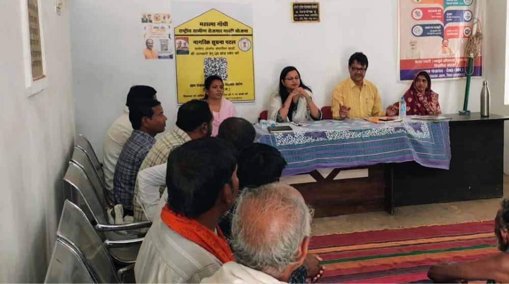 विशेष ग्राम सभा में ग्रामवासियों को जनगणना के सम्बन्ध किया जा रहा है जागरुक