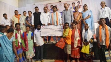 श्रमिक सम्मेलन में विकास की नींव रखने वाले हाथों का सम्मान श्रमिक सम्मेलन में विकास की नींव रखने वाले हाथों का सम्मान