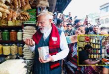 चुनाव प्रचार के दौरान PM मोदी ने लिया झालमुड़ी का स्वाद, बोले—‘भाई, कितने की है?’