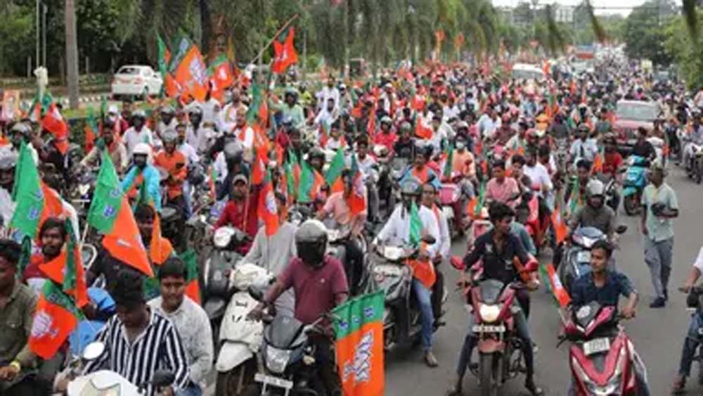 बंगाल में बाइक रैली पर सख्ती: पीछे बैठना भी पड़ा भारी, चुनाव आयोग का बड़ा फैसला