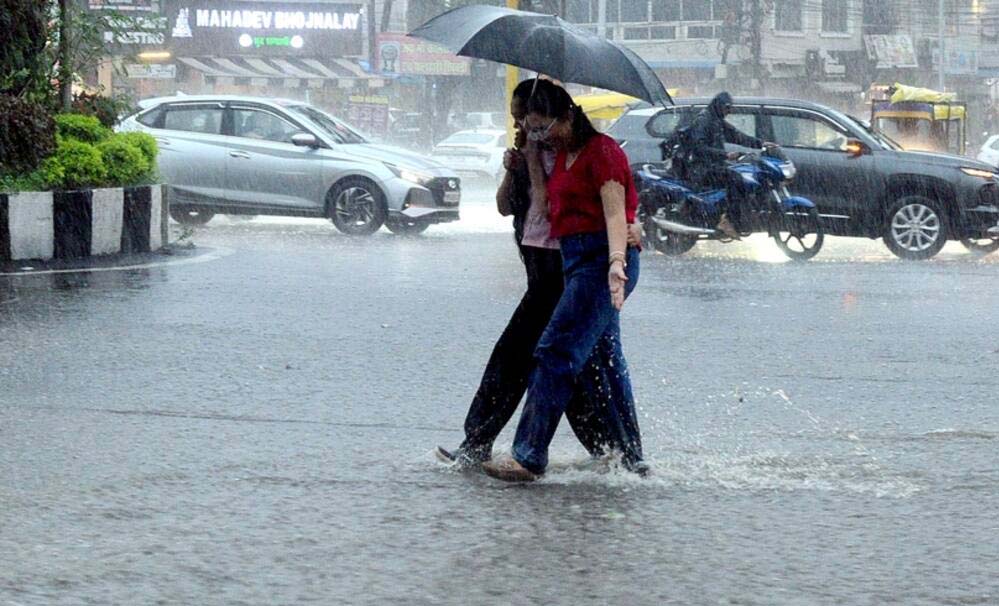 भीषण गर्मी पर ‘ब्रेक’: अगले 48 घंटों में पारा गिरेगा, 18 राज्यों में आंधी-बारिश का अलर्ट