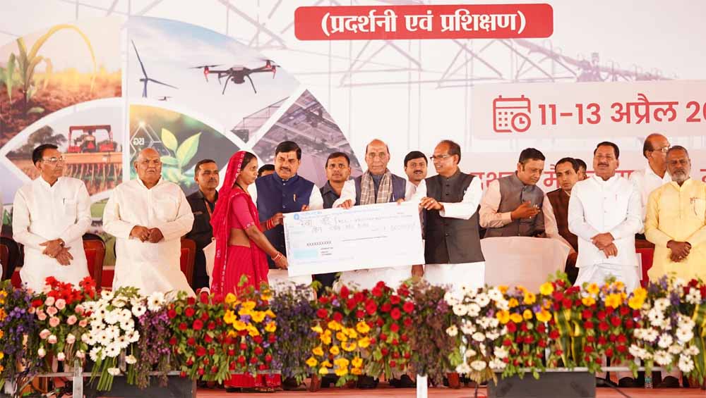 किसान देश की अर्थव्यवस्था की रीढ़, किसानों के विकास के लिए हम हैं प्रतिबद्ध : केन्द्रीय रक्षा मंत्री सिंह किसान देश की अर्थव्यवस्था की रीढ़, किसानों के विकास के लिए हम हैं प्रतिबद्ध : केन्द्रीय रक्षा मंत्री सिंह