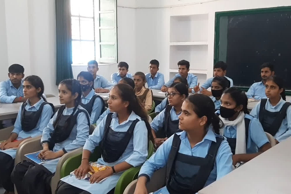 भोपाल में आज अधिकारी बने शिक्षक, 102 सरकारी स्कूलों में अफसरों ने ली क्लास, बच्चों से किया संवाद भोपाल में आज अधिकारी बने शिक्षक, 102 सरकारी स्कूलों में अफसरों ने ली क्लास, बच्चों से किया संवाद