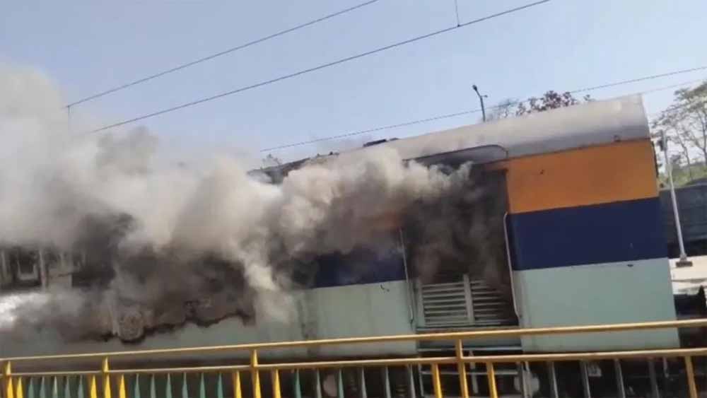 शहडोल में बड़ा रेल हादसा टला, ब्यौहारी स्टेशन पर खड़ी ट्रेन की बोगी में भीषण आग से मचा हड़कंप शहडोल में बड़ा रेल हादसा टला, ब्यौहारी स्टेशन पर खड़ी ट्रेन की बोगी में भीषण आग से मचा हड़कंप