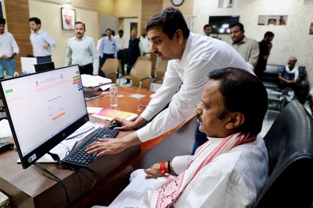 उप मुख्यमंत्री शुक्ल ने स्वयं अपना स्वगणना फॉर्म भरा