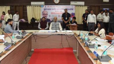 राज्यपाल  रमेन डेका ने ली ब्लॉक स्तरीय प्रशासनिक अधिकारियों की समीक्षा बैठक