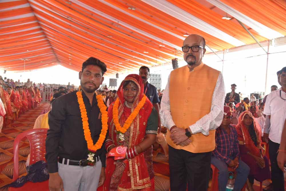 सामूहिक विवाह कार्यक्रम में शामिल हुए राज्यपाल सामूहिक विवाह कार्यक्रम में शामिल हुए राज्यपाल