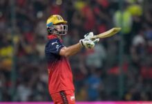 रॉयल चैलेंजर्स बैंगलोर की आधी टीम पवेलियन लौटी, टिम डेविड आउट—अक्षर पटेल का कमाल