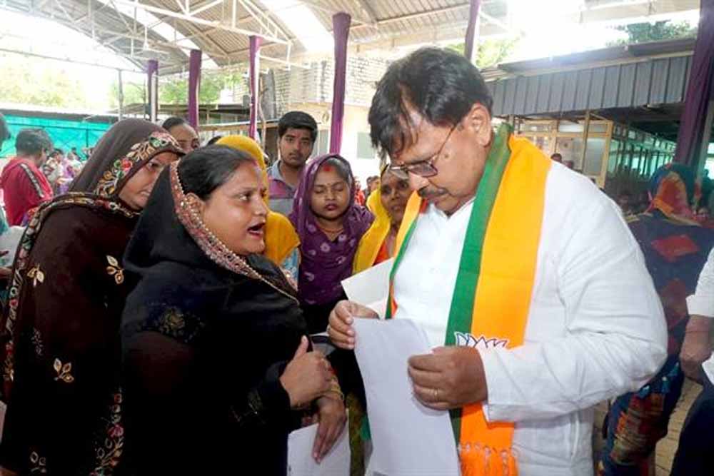 नर सेवा-नारायण सेवा के मूलमंत्र को साकार कर रही है सरकार : ऊर्जा मंत्री तोमर नर सेवा-नारायण सेवा के मूलमंत्र को साकार कर रही है सरकार : ऊर्जा मंत्री तोमर