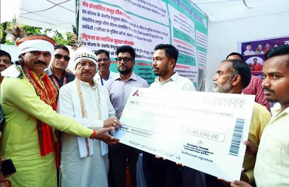 मुख्यमंत्री ने किया वन विभाग स्टॉल का अवलोकन, तेंदूपत्ता संग्राहकों को 33.40 लाख रुपये का भुगतान शुरू