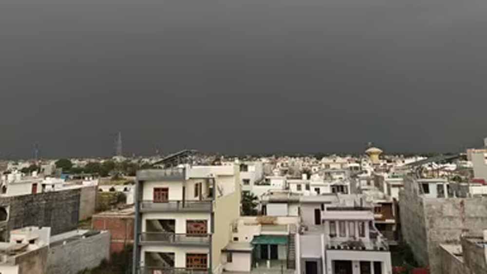 लखनऊ में तूफान का कहर: दिन में छाया अंधेरा, सैकड़ों पेड़ गिरे