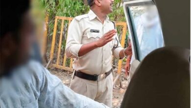 हरदा के डायल-112 हीरोज रेलवे ट्रैक पर खड़े व्यक्ति की सतर्कता से बचाई जान समझाइश देकर परिजनों के सुपुर्द किया