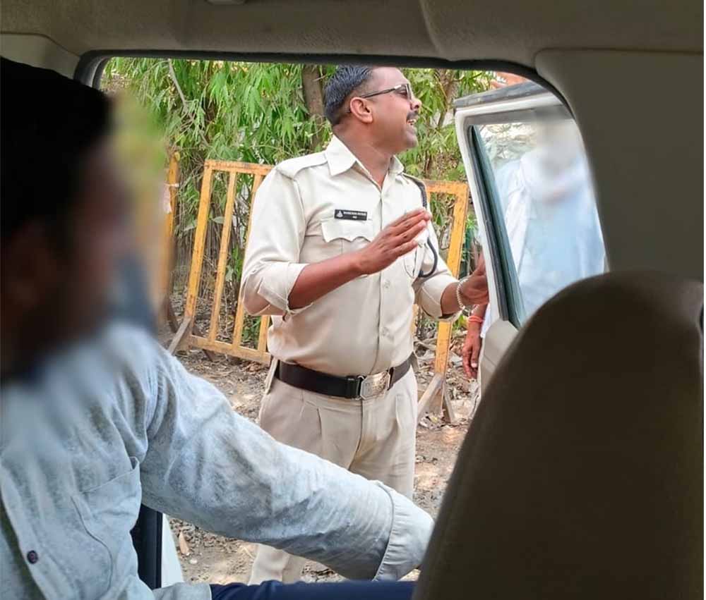 हरदा के डायल-112 हीरोज रेलवे ट्रैक पर खड़े व्यक्ति की सतर्कता से बचाई जान समझाइश देकर परिजनों के सुपुर्द किया हरदा के डायल-112 हीरोज रेलवे ट्रैक पर खड़े व्यक्ति की सतर्कता से बचाई जान समझाइश देकर परिजनों के सुपुर्द किया