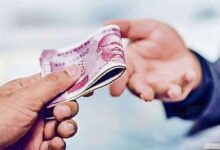 गोंडा में पंचायत सचिव 10 हजार रुपये की रिश्वत लेते रंगे हाथ गिरफ्तार