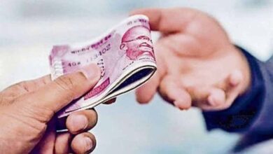 गोंडा में पंचायत सचिव 10 हजार रुपये की रिश्वत लेते रंगे हाथ गिरफ्तार