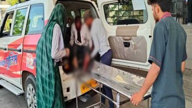 रतलाम के डायल-112 हीरोज सड़क दुर्घटना में घायल बुजुर्ग को अस्पताल में भर्ती कराया