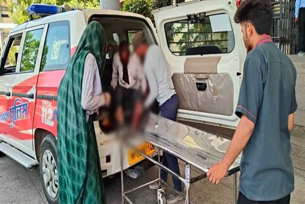 रतलाम के डायल-112 हीरोज सड़क दुर्घटना में घायल बुजुर्ग को अस्पताल में भर्ती कराया रतलाम के डायल-112 हीरोज सड़क दुर्घटना में घायल बुजुर्ग को अस्पताल में भर्ती कराया