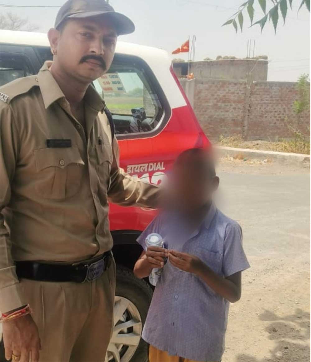उज्जैन के डायल-112 हीरोज घर की राह भटके मानसिक रूप से अस्वस्थ बालक को सुरक्षित संरक्षण में लेकर थाने पहुँचाया उज्जैन के डायल-112 हीरोज घर की राह भटके मानसिक रूप से अस्वस्थ बालक को सुरक्षित संरक्षण में लेकर थाने पहुँचाया
