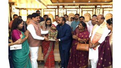 मुख्यमंत्री डॉ. यादव ने केंद्रीय मंत्री डॉ. वीरेंद्र कुमार के पुत्र- पुत्रवधू को दिया सुखद दाम्पत्य जीवन का आशीर्वाद