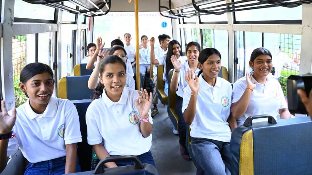 मुख्यमंत्री विष्णुदेव साय की पहल से मेधावी विद्यार्थियों ने लिया आईपीएल मैच का रोमांच