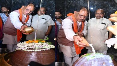 मुख्यमंत्री ने हाटकेश्वर महादेव मंदिर में पूजा-अर्चना कर प्रदेशवासियों के सुख समृद्धि की कामना की मुख्यमंत्री ने हाटकेश्वर महादेव मंदिर में पूजा-अर्चना कर प्रदेशवासियों के सुख समृद्धि की कामना की